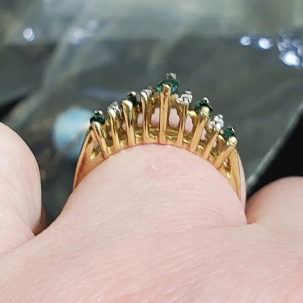 Elegant Gold and Green Stone Ring - Picture 3 of 8